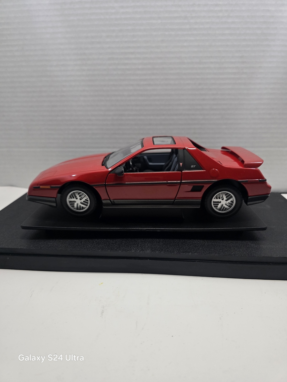 scale 1985 Pontiac Fiero GT diecast model car - redscale 1985 Pontiac Fiero GT d